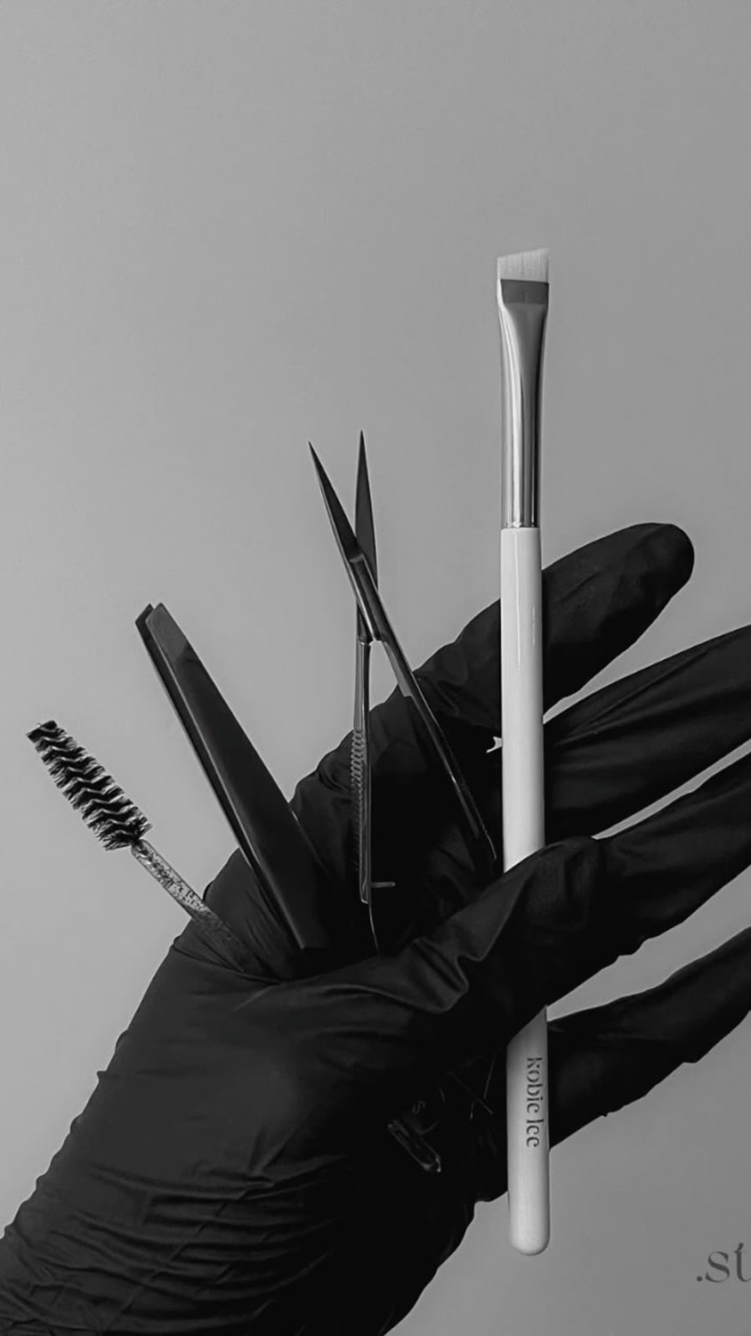 Instrumentos del estudio para trabajar las cejas